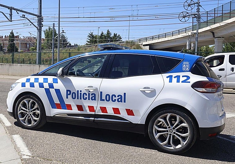 Da positivo en la alcoholemia y el conductor que recoge el vehículo choca con otro aparcado